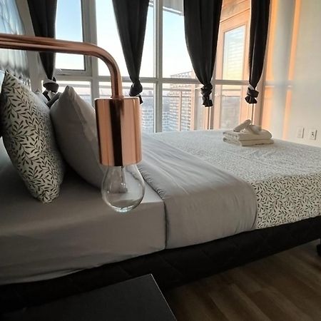Stunning Luxurious Lakeview Condo By Cn Tower Toronto Exterior photo