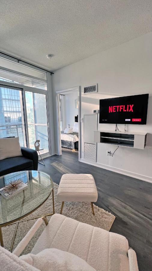 Stunning Luxurious Lakeview Condo By Cn Tower Toronto Exterior photo