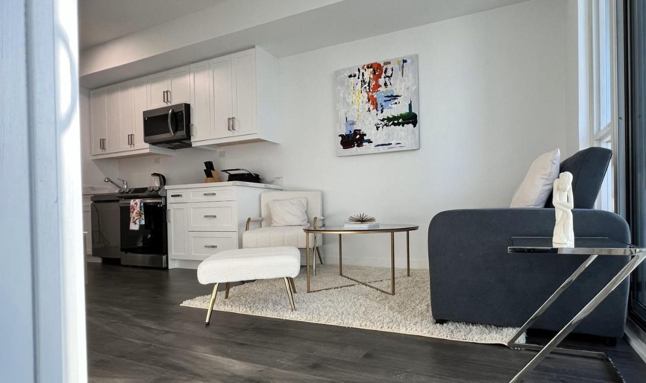 Stunning Luxurious Lakeview Condo By Cn Tower Toronto Exterior photo